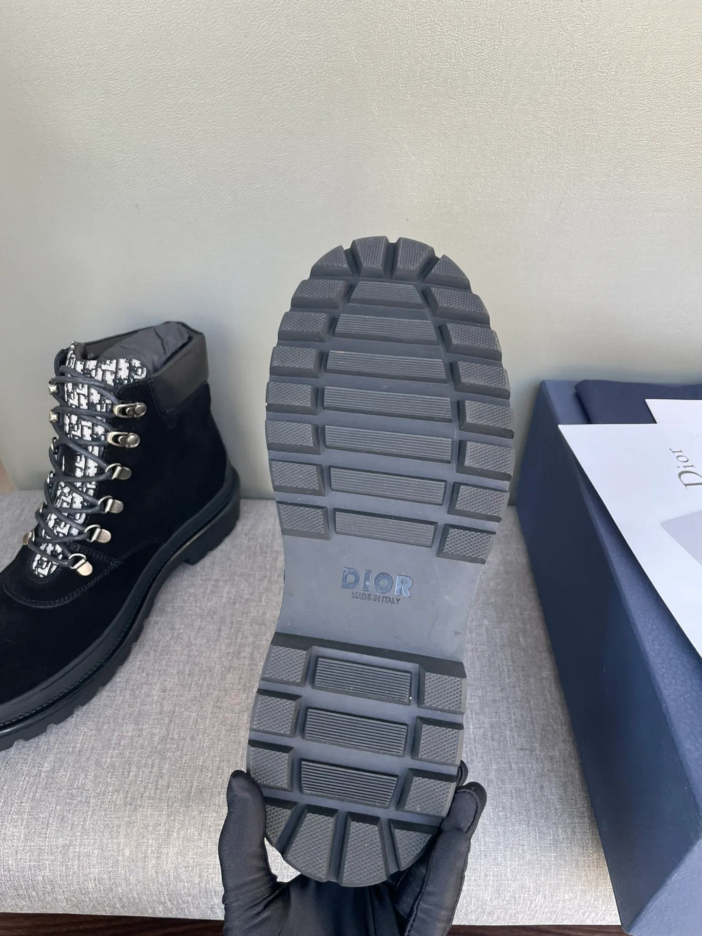 [DIOR] Top P: 1000💰 Number of yards: 39~44 (38.45 custom-made, non-refundable) Dior Dior~ Winter series, original 1:1 development Casual men's leather shoes Heavy investment, shoes and boots are made of imported cowhide + imported Dior special fabric Not easy to deform black cowhide lining Dior large hardware inlay Original TPU vacuum outsole, black cowhide Black open edge beads Military green suede Black suede Khaki suede leather is crafted by a large factory, and the perfect product is only prepared for you who know your taste! Any comparisons are welcome.